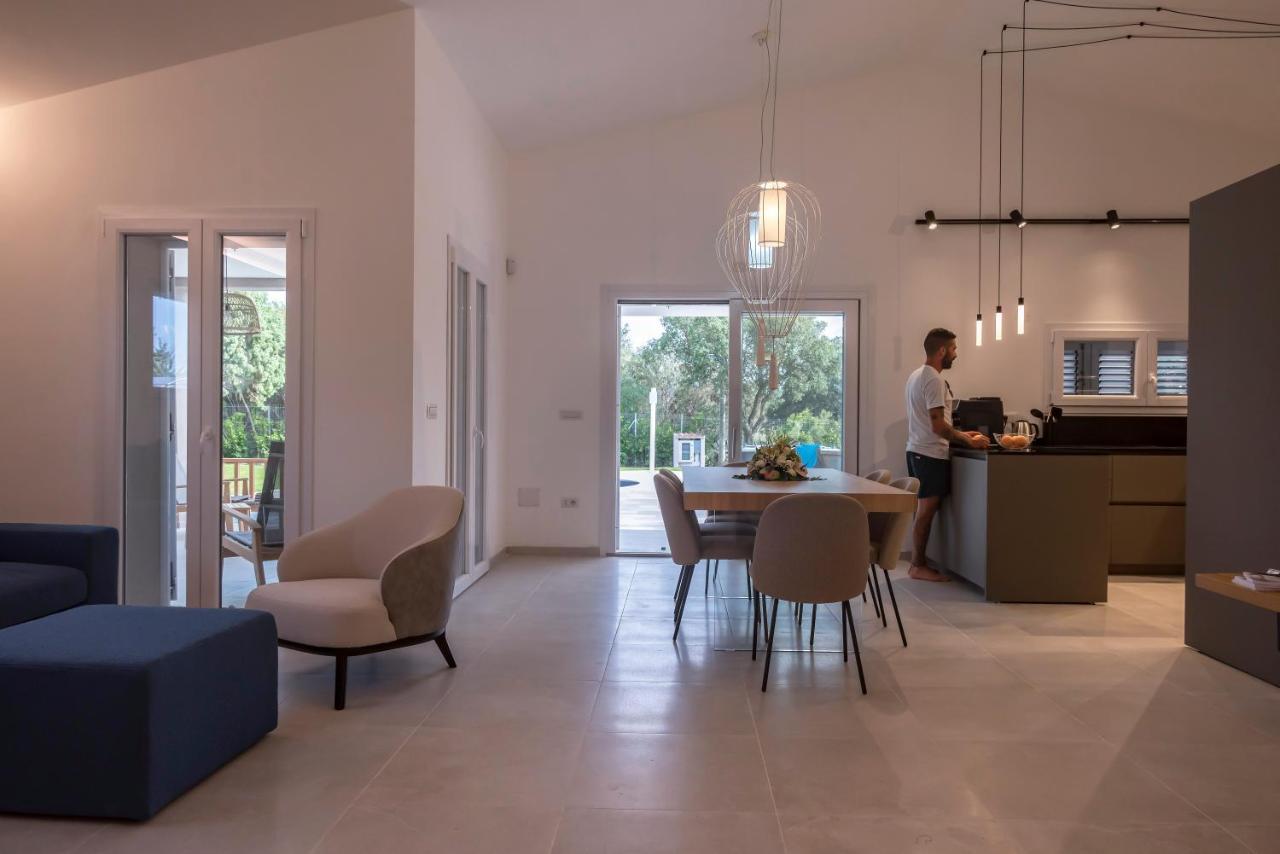 Villa Golden Root Real Estate Сан Теодоро Екстериор снимка