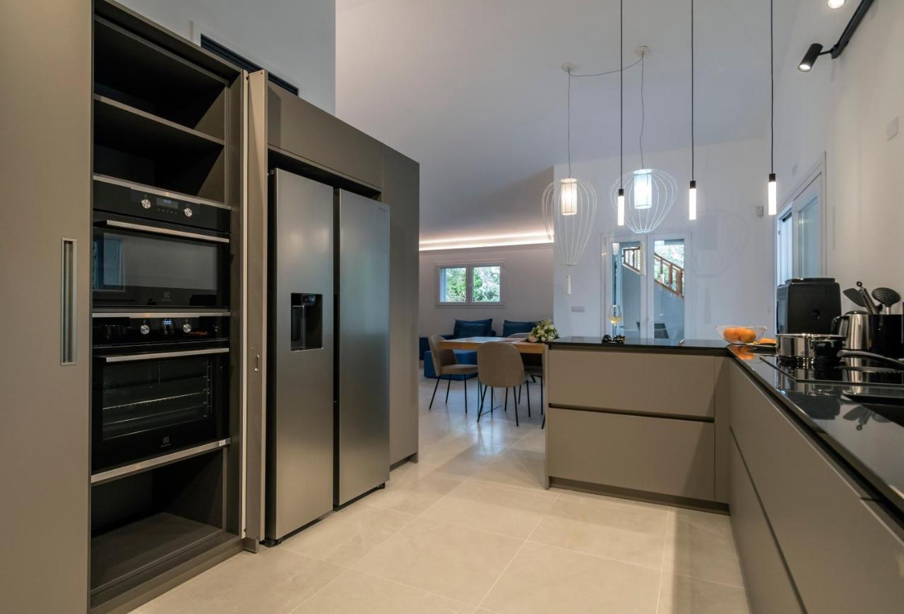 Villa Golden Root Real Estate Сан Теодоро Екстериор снимка
