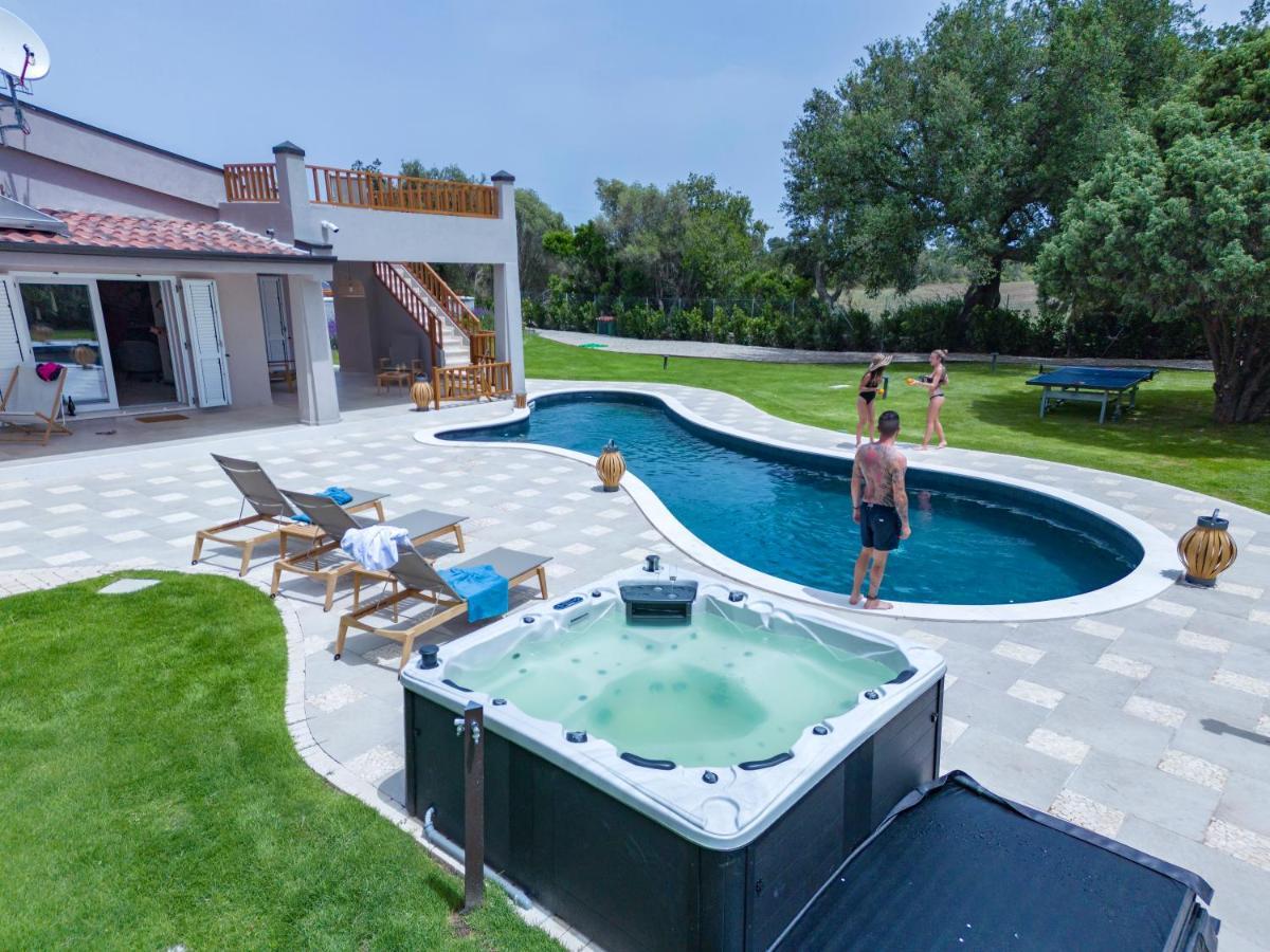 Villa Golden Root Real Estate Сан Теодоро Екстериор снимка