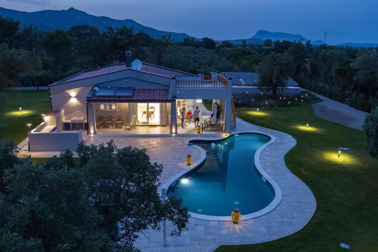 Villa Golden Root Real Estate Сан Теодоро Екстериор снимка